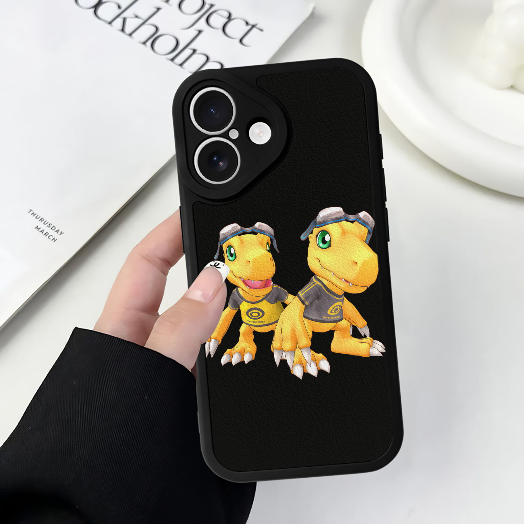 （画像用） Digimon デジタルモンスター/デジモン 【iPhone 16シリーズ対応】シリコンスマホケース（レザー調） 材質：シリコン